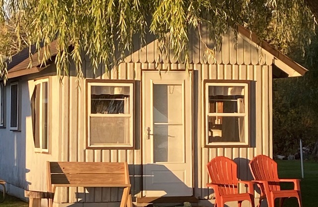 Charming Cabin with Beach Access, Kayaks, and Playful Activities for All