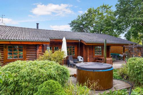 Charming Cabin With Wilderness Hot Tub