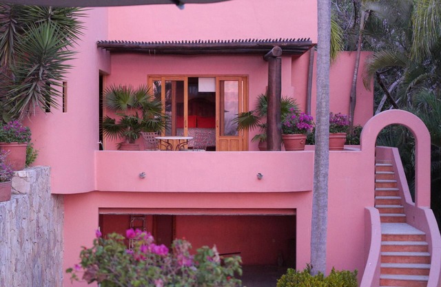 Charming Casita right by the jungle and one block to the beach