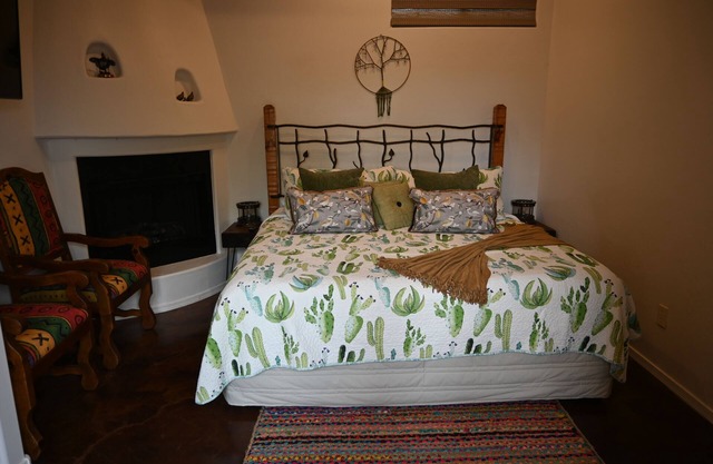 Charming Casita with private entrance and porch