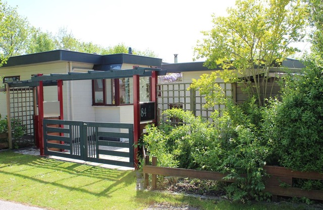 Charming Chalet in Goedereede with Garden