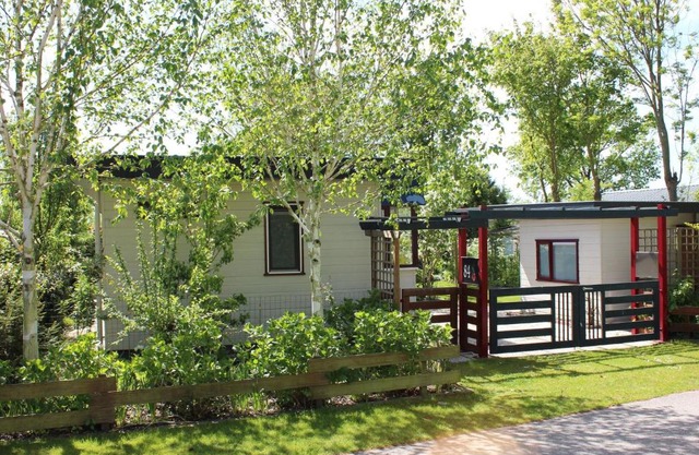 Charming Chalet in Goedereede with Garden
