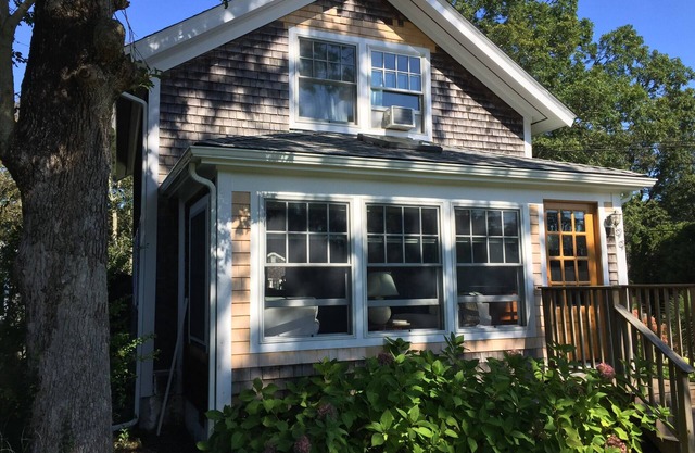 Charming, Clean And Well Maintained Home Walking Distance To Town And Beach