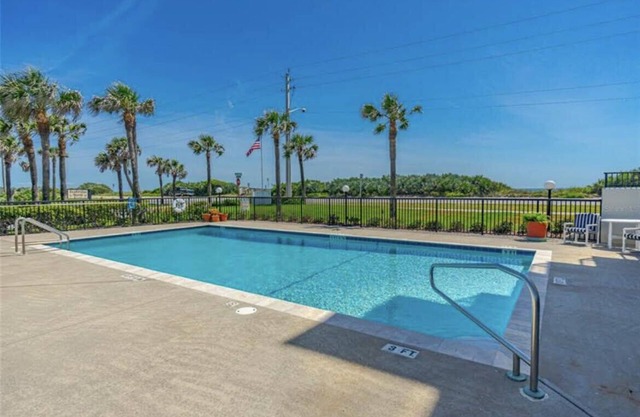 Charming Coastal Condo. Relax by the Pool or Enjoy the Quiet Beaches.