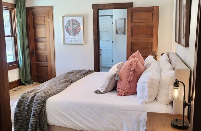 Charming Cottage 3BR/2BA Hot Tub
