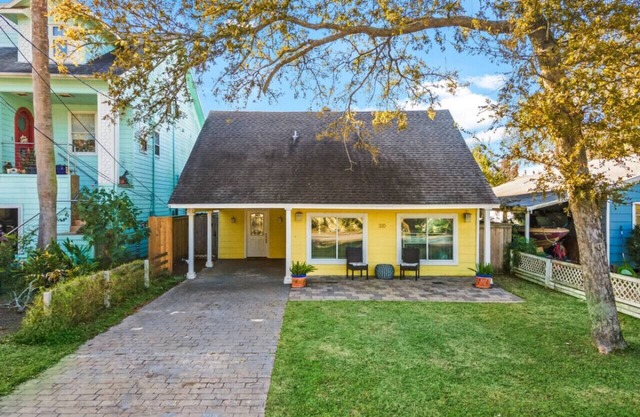Charming Cottage Close to Kemah Boardwalk