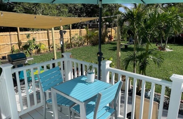 Charming cottage, fast WIFI, dog OK, Fenced & Gated, walk to Ave, 8 min to beach