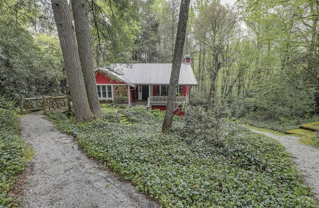 Charming cottage near Mirror Lake and downtown Highlands!