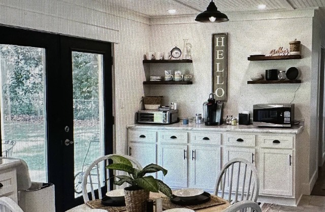Charming Cottage-Sleeps 6 by Flint Creek(Pat Harrison) Fishing, Swimming, Biking