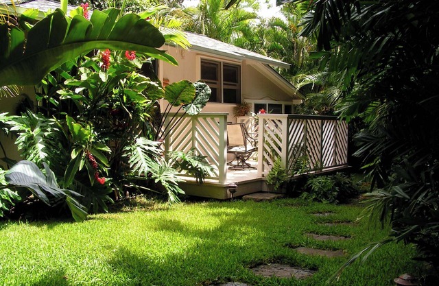 Charming cottage steps from Lanikai Beach