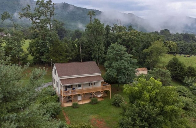Charming Cottage w/Incredible Views & Firepit