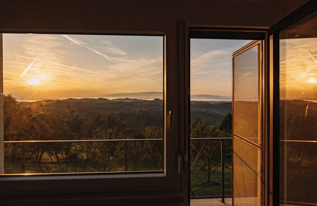 Charming cottage with beautiful view and hot tub