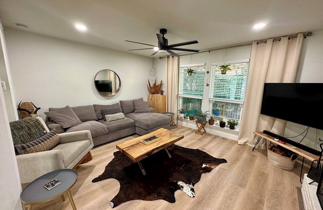 Charming & Cozy 2-Bedroom Retreat in South Austin + Patio Backyard Oasis