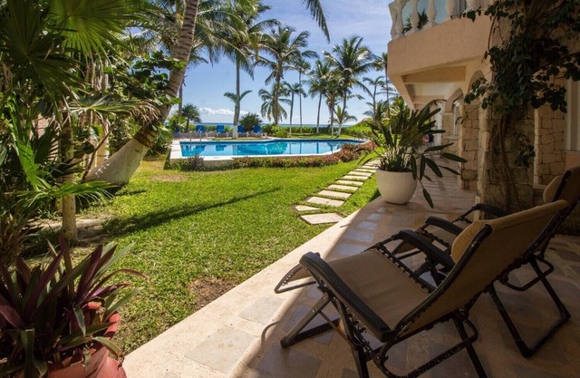 Charming, cozy beachfront condo in South Akumal, pool, AC and WiFi!