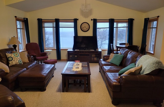 Charming, cozy, lakefront home in the Canadian woodlands. Natural beauty!