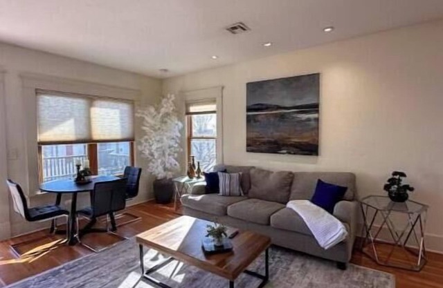 Charming cozy townhome with 1 bedroom and WiFi, AC in nice Oklahoma City