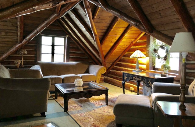 Charming Creekside family cabin, 15 minutes to falls, golf, waterfalls & more.