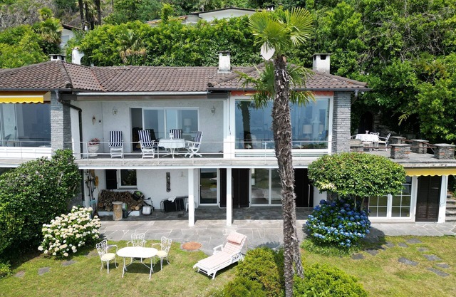 Charming detached house on a fantastic hillside location with magnificent views