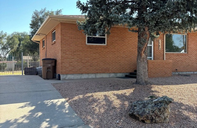Charming Duplex 1401 1/2 East Unit