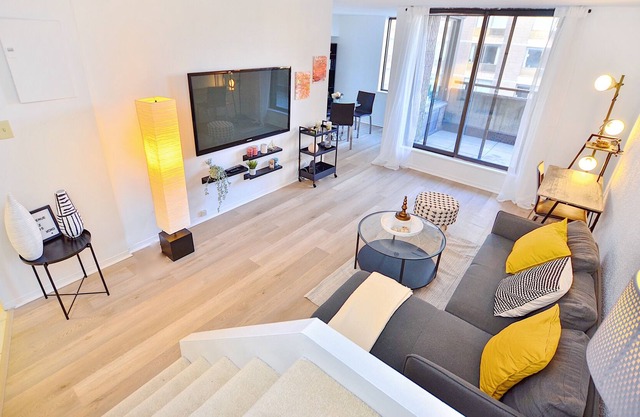 Charming Duplex 2 bedroom Downtown Montreal w/Netflix +Workspace+ Balcony +View