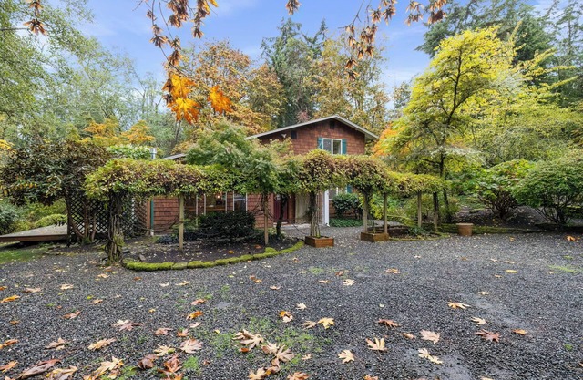 Charming English Cottage Retreat Near Fay Bainbridge Park – Sleeps 6