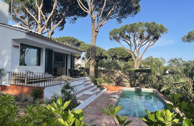 Charming Spanish house with heated pool, 15 min walk from the beach