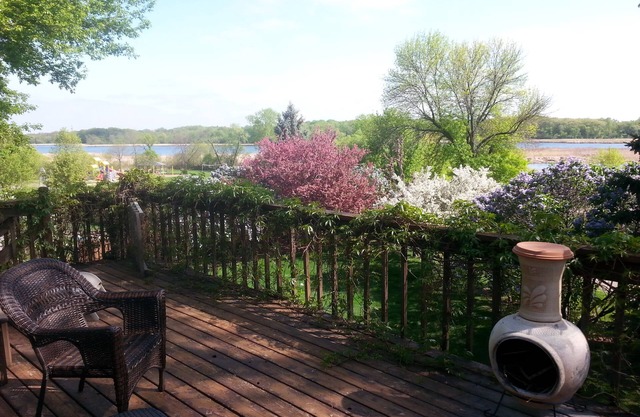 Charming Family-Friendly Chanhassen Home!