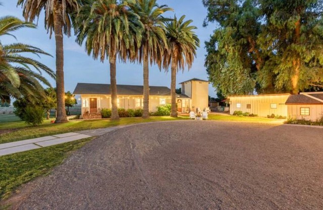 Charming Farmhouse & Historic Barn Escape – Pool, Pizza Oven and Outdoor Charm