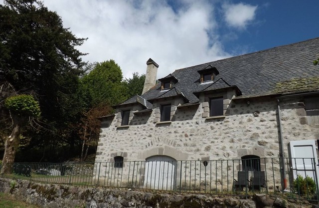 Charming Gîte near Super-Lioran Ski Resort, Fireplace, WiFi, Pet-Friendly