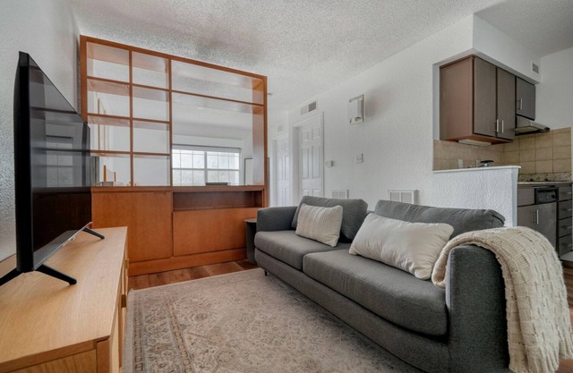 Charming Gateway Studio w/Gym, Pool, nr Stadium, by Blueground