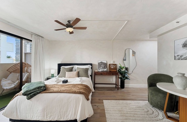 Charming Getaway in the Heart of Waikiki. Modern Studio.