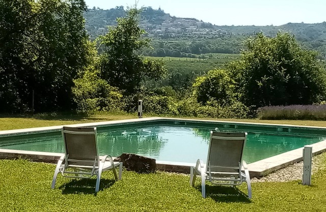 Charming gite 2 pers in Luberon, quiet, panoramic view, swimming pool, fireplace