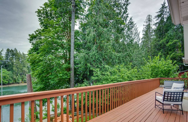 Charming Grapeview Cottage w/ Deck + Cove Access!