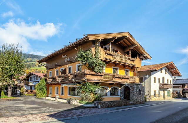 Charming Guesthouse, Central, 270m to Ski Bus