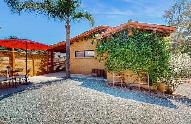 Charming Guest House with Mountain Views and Friendly Farm Animals
