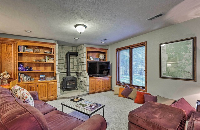 Charming Hideaway w/Patio: 3 Mi to Kansas State!