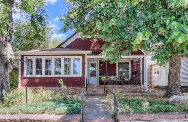 Charming historic cottage on Main Street Lyons, CO
