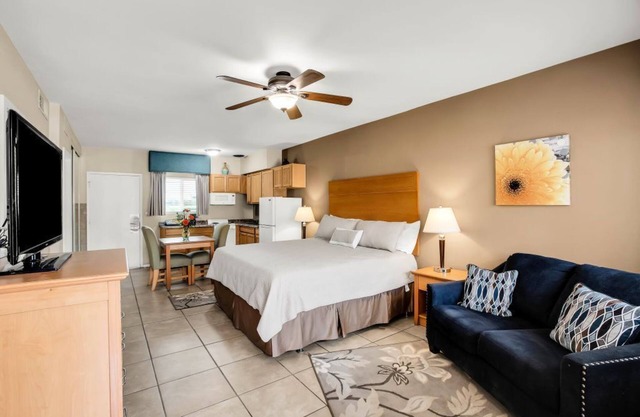 Charming hotel with pool, hot tub, putting green and cafe'