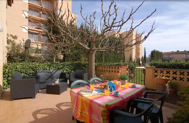 Charming house for rent in Roses, Costa Brava! 1200 meters from the beach. Large terrace and community pool.