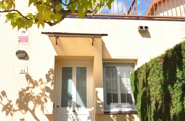 Charming house for rent in Roses, Costa Brava! 1200 meters from the beach. Large terrace and community pool.