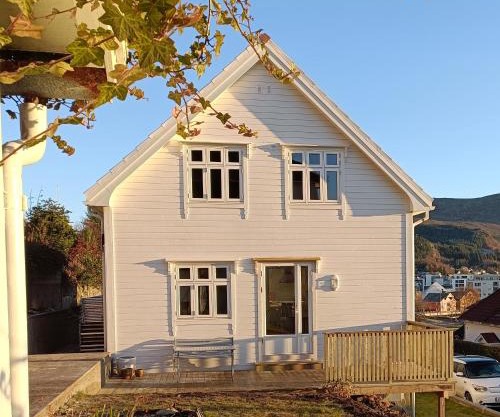 Charming house in Ulsteinvik with free parking