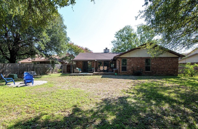 Charming house that's Peaceful, Quiet, on a Green Belt in the heart of the city.