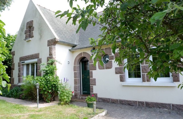 Charming house* with enclosed garden/10 mins from the beach/dogs welcome