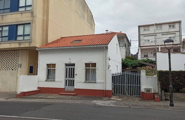 Charming house with first floor, second floor and patio. With the beach 300 meters away