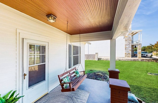 Charming house with porch, full kitchen, located in the historic downtown Buda