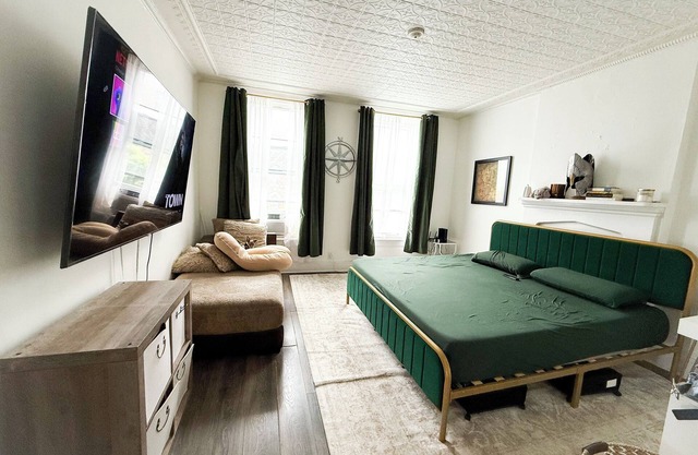 Charming king size bed, 2 multi use rooms apartment in Troy , WiFi. Laundry.
