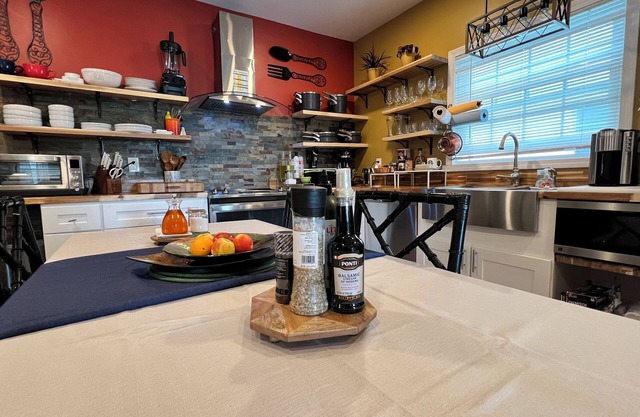 Charming Kitchen w/2-bedroom apartment with WIFI, AC in lovely East Providence