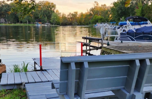 Charming lake front house for the perfect getawaynAll sports lake, pet friendly