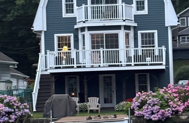 Charming Lake Home on Lake Hopatcong in a quiet cove bring a boat or Waverunner
