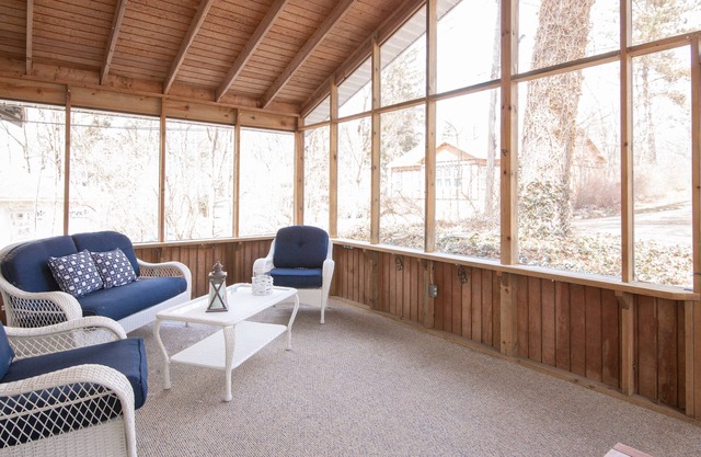 Charming Lake Michigan Cottage in Stevensville near Grand Mere State Park